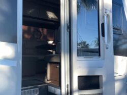 Resorte de gas instalado en puerta de autocaravana Adria Izola