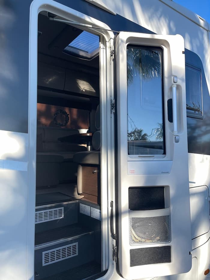 Resorte de gas instalado en puerta de autocaravana Adria Izola